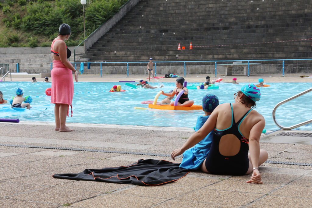 Petits et grands se baignant à la piscine